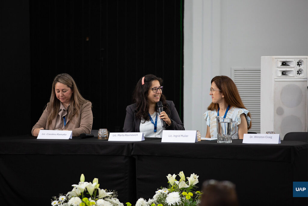 Las licenciadas en Nutrición Carolina Ramallo, Marta Ravinovich e Ingrid Müller disertando en el Congreso.