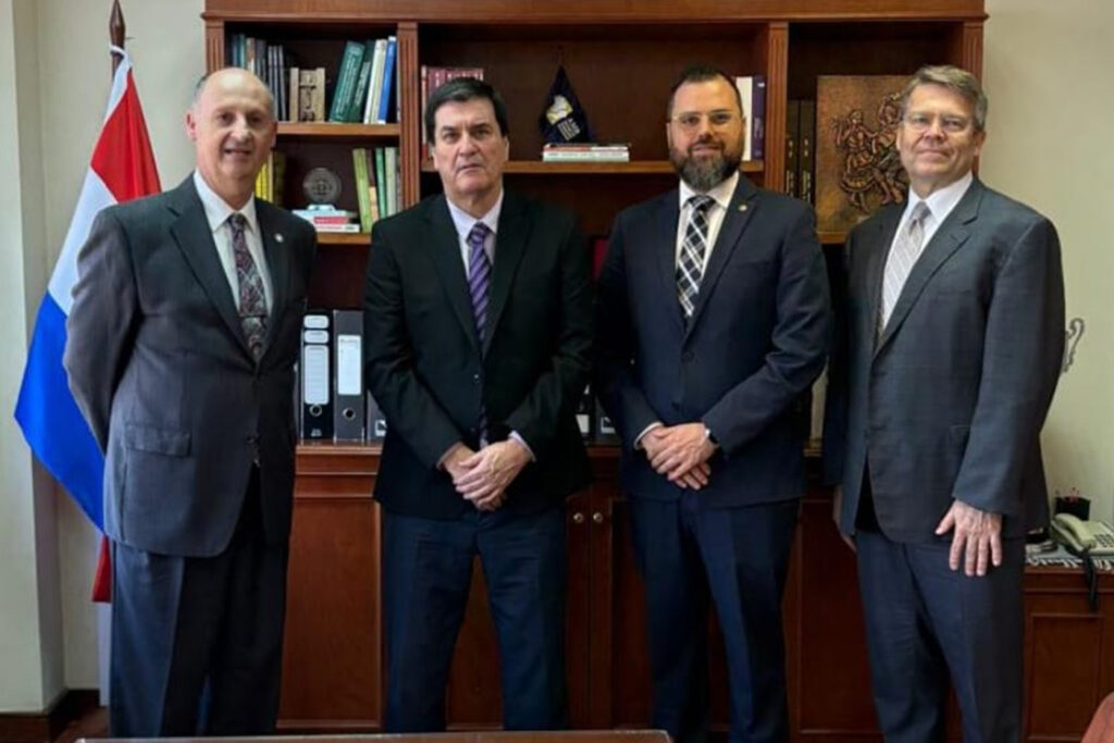 El Dr. Adrián Maldonado junto a autoridades de la Corte Suprema de Justicia de Paraguay.