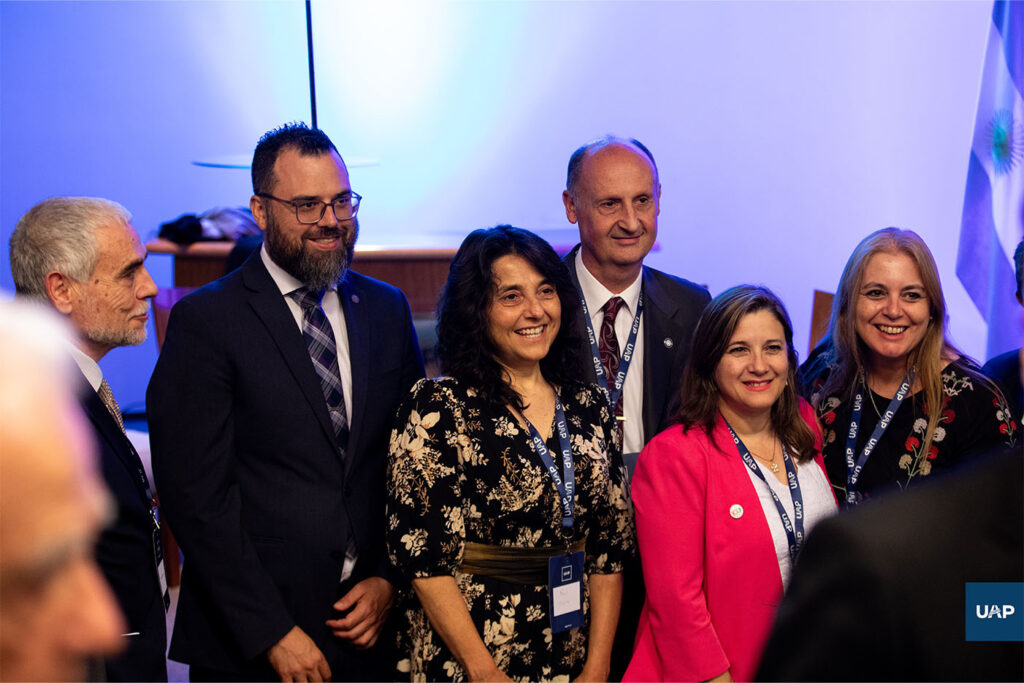 Dr. David Frol junto al Dr. Adrián Maldonado y asistentes de las jornadas sobre libertad religiosa
