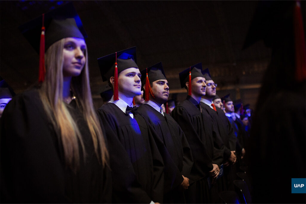Más de ciento sesenta jóvenes celebraron su graduación en la UAP