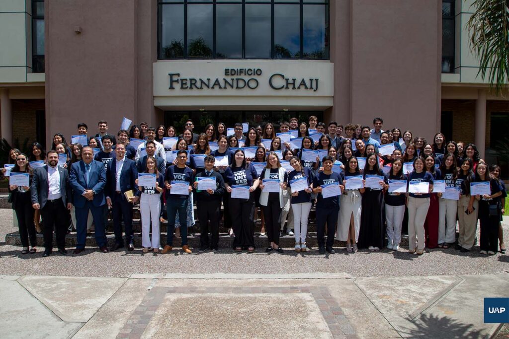 Jóvenes recibieron su certificado de Escuela de Misión para ser servir como voluntarios.