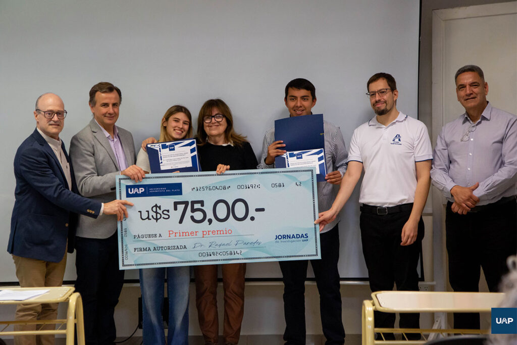 Autoridades de la UAP entregando el primer premio a alumnos pertenecientes a la Facultad de Ciencias de la Salud.