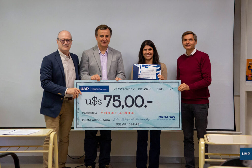 Representantes de la UAP entregando el primer premio a estudiante de Facultad de Humanidades, Educación y Ciencias Sociales.