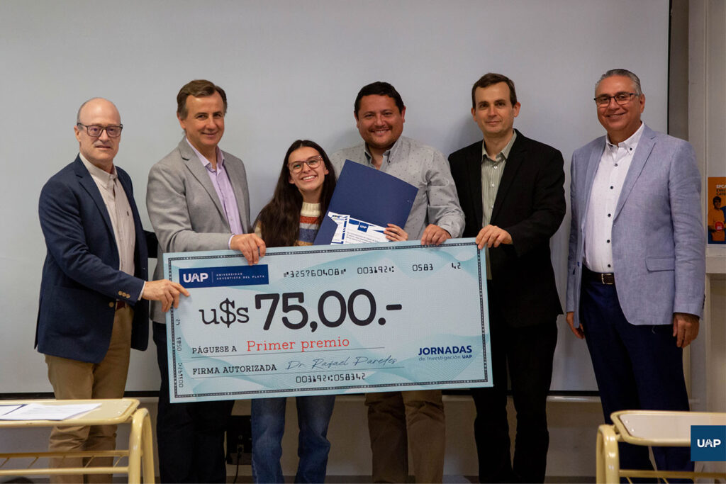 Autoridades de la UAP entregando el primer premio a alumna pertenecientes a la Facultad de Teología.
