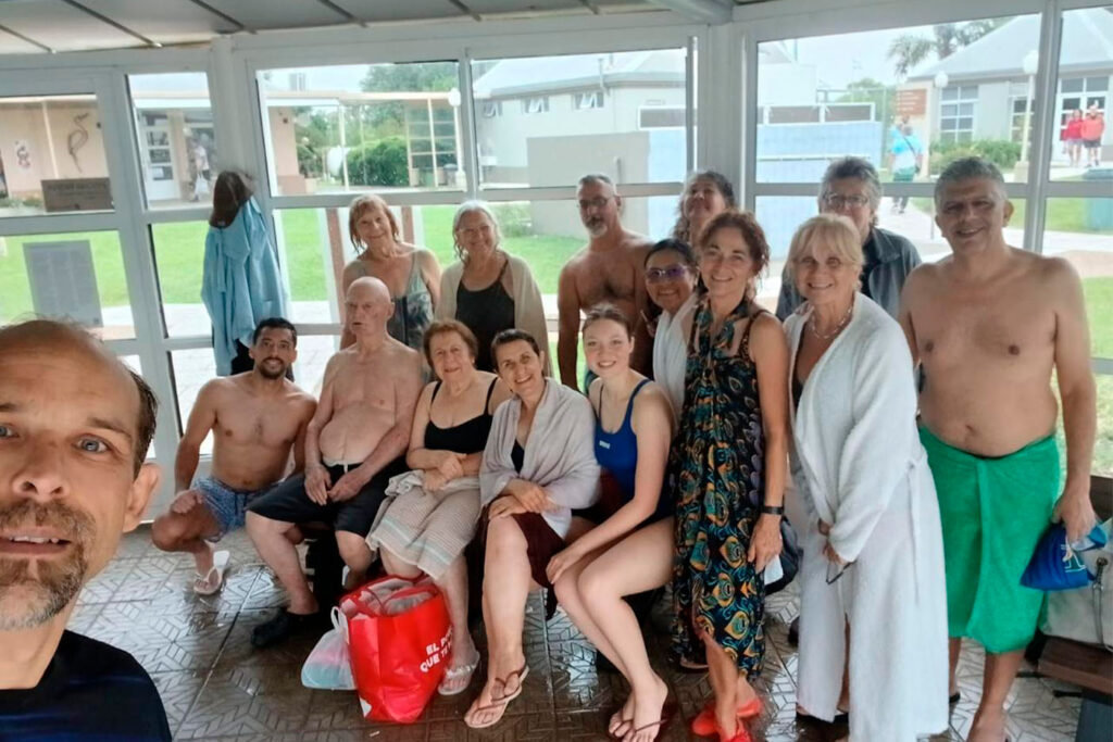 Grupo de Edad Dorada y Katherine Palacios disfrutando de las termas de Villa Elisa.