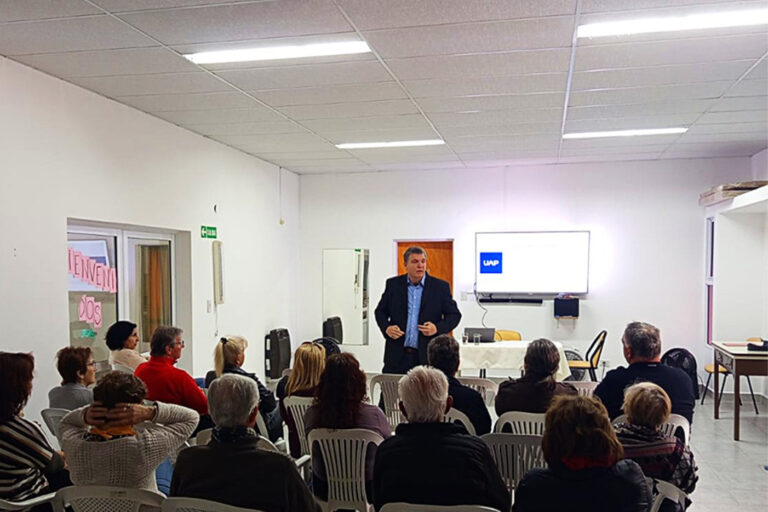 La UAP y LAR organizaron un Taller de Prevención de Accidentes e Intoxicaciones dirigido a adultos mayores en Crespo