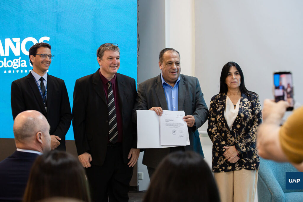 El Dr. Jorge Escandriolo, el Dr. Daniel Heinssenberg, el Mag. Horacio Rizzo y la Dra. Alicia Aluani en la entrega de declaración de interés.