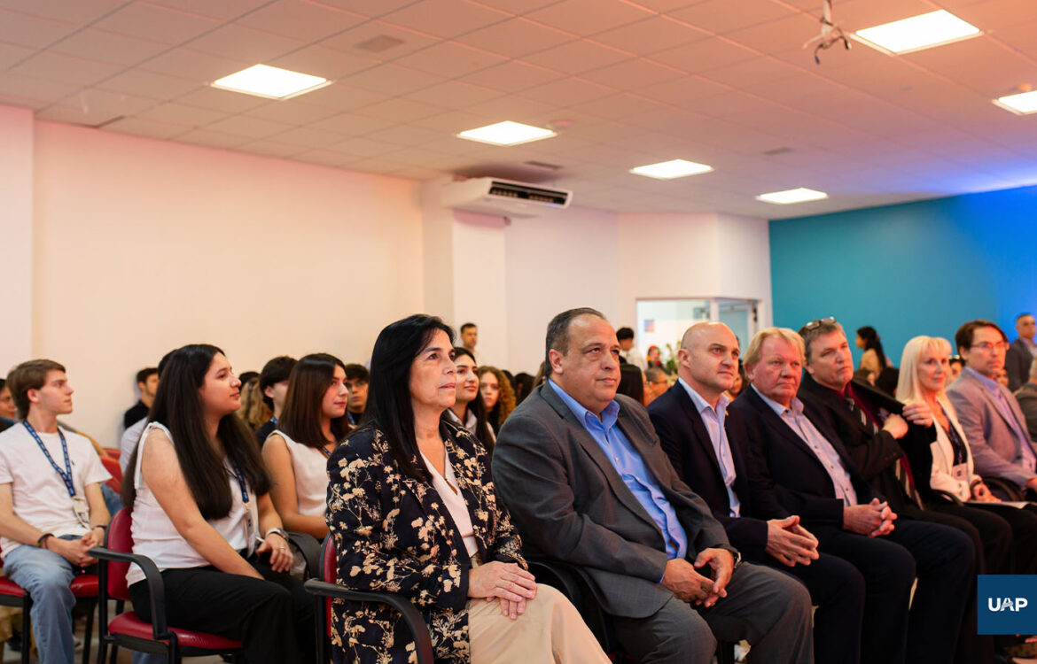 La Dra. Alicia Aluani visitó la UAP durante el Congreso de Odontología