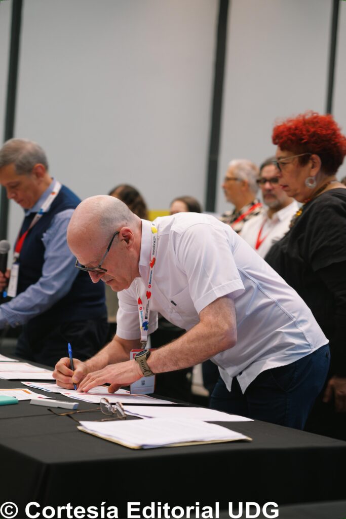 El Dr. Paredes en la firma de del Acta de Constitución del Consejo.