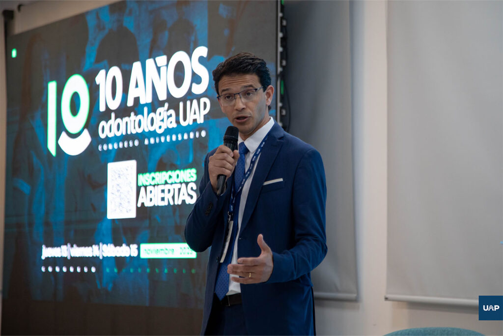 El Dr. Jorge Escandriolo, director de la carrera de Odontología, en el Congreso.