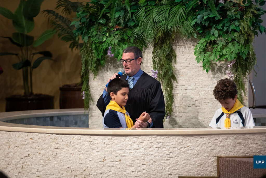 niños de la Escuela Primaria entregaron sus vidas a Jesús por medio del bautismo