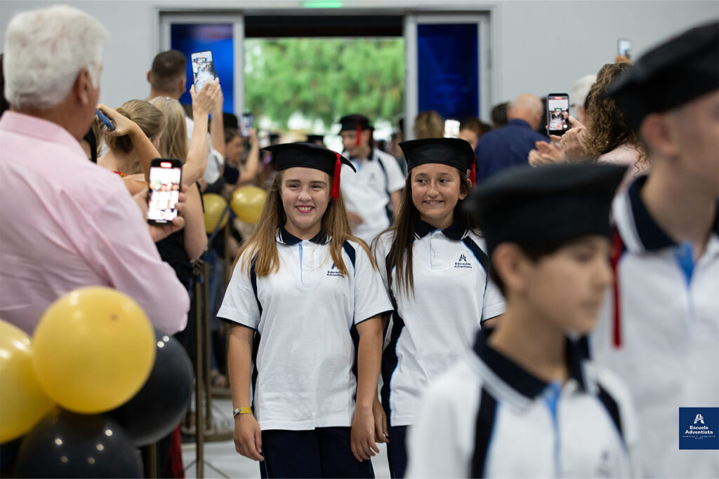 Estudiantes de la primaria en su ingreso a la ceremonia de graduación