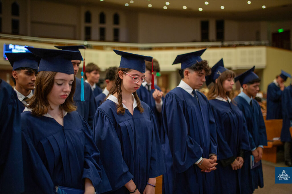 Estudiantes del secundario participando del culto de Acción de Gracias