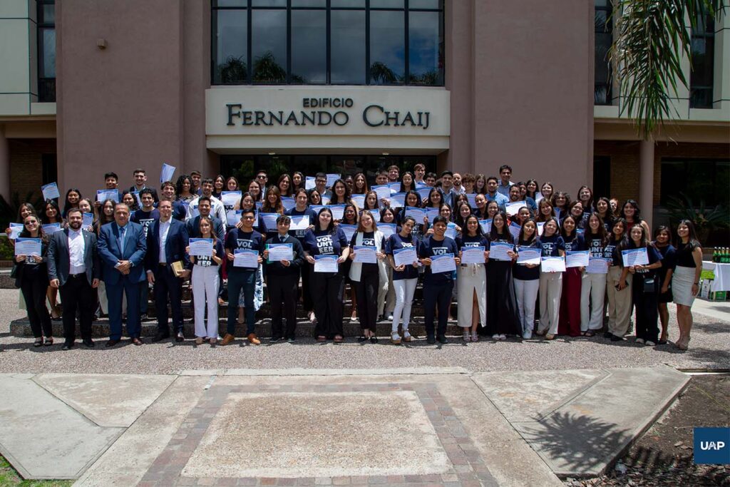 Grupo de jóvenes que se graduaron en esta edición de Escuela de Misión.