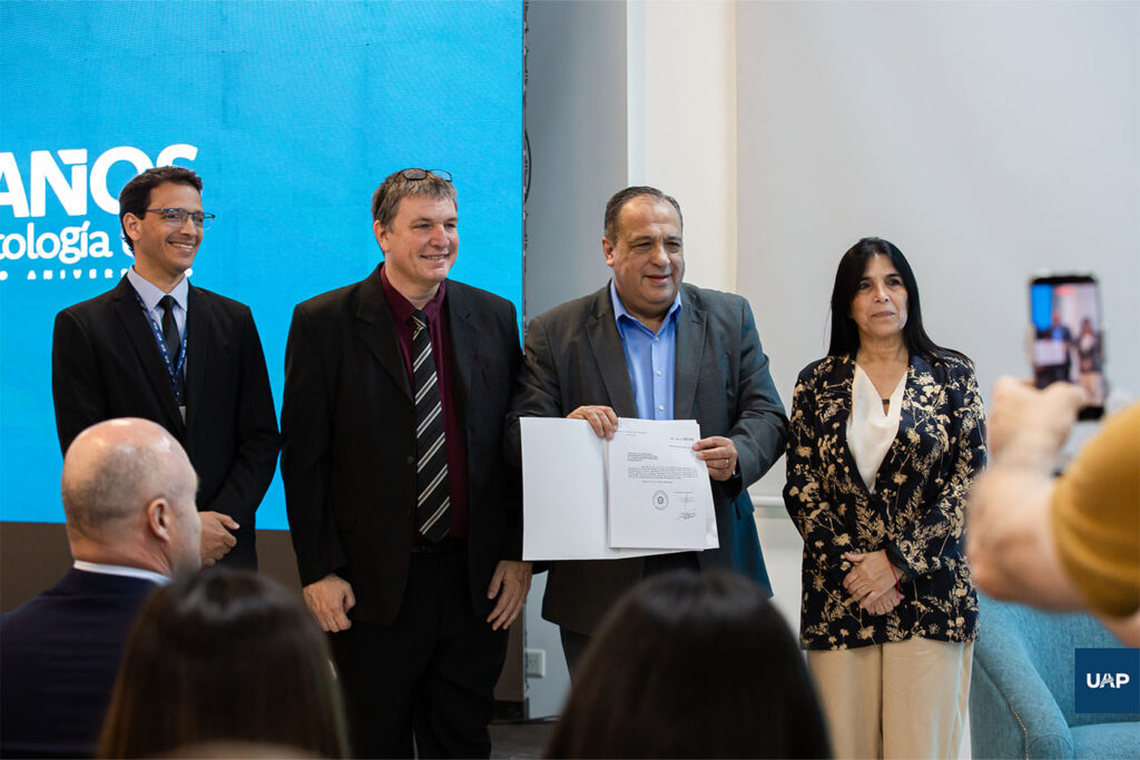 Entrega de reconocimiento de interés por la vigegobernadora Dra. Alicia Aluani.