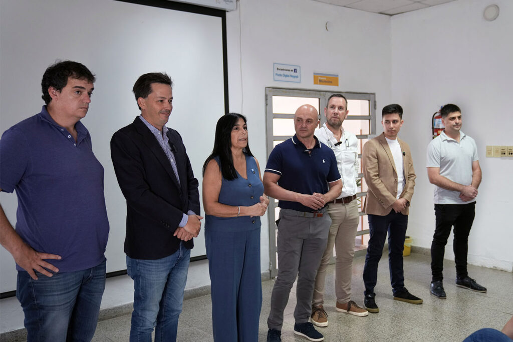 Autoridades de la provincia de Entre Ríos y el Dr. Esteban Dávila participando en la capacitación en Nogoyá.