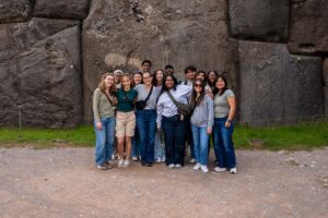 El grupo de estudiantes ACA en el recorrido intercultural por Perú.