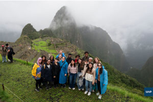 Grupo de estudiantes del programa ACA en Machu Pichu, Perú