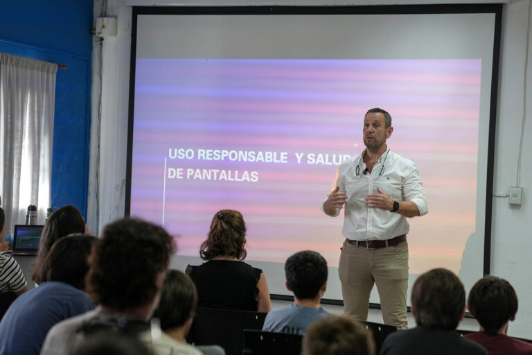 Capacitación en Nogoyá: uso responsable de tecnología y salud mental en niños