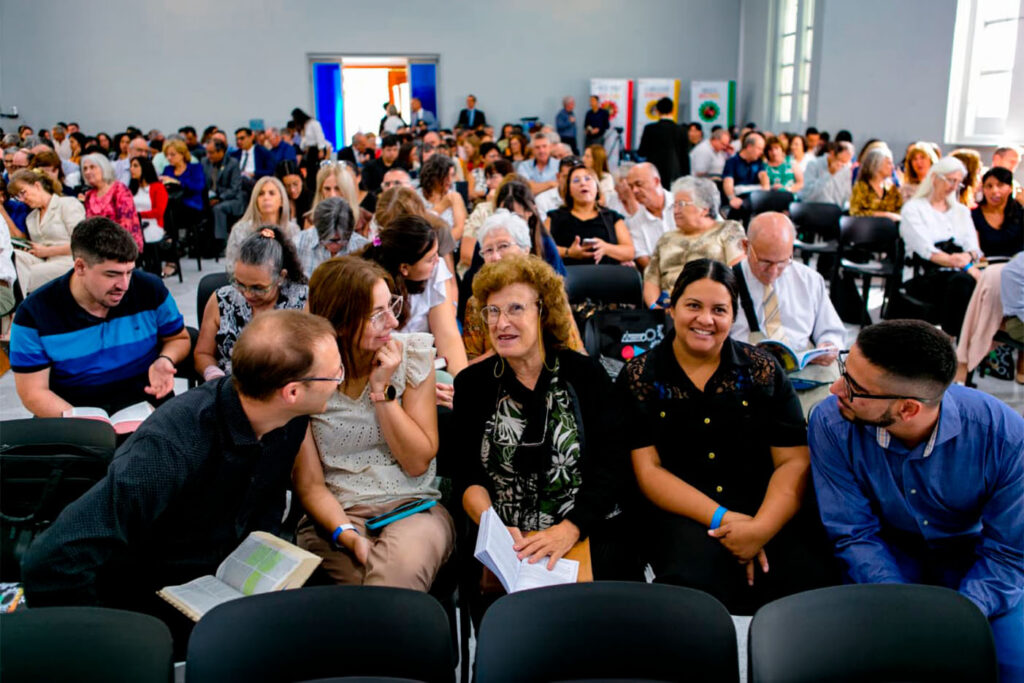 Participantes del encuentro de líderes educativos realizando una actividad grupal.
