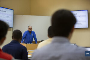 Estudiantes del Posgrado recibiendo seminarios de capacitación con el Dr. Iván Omaña.