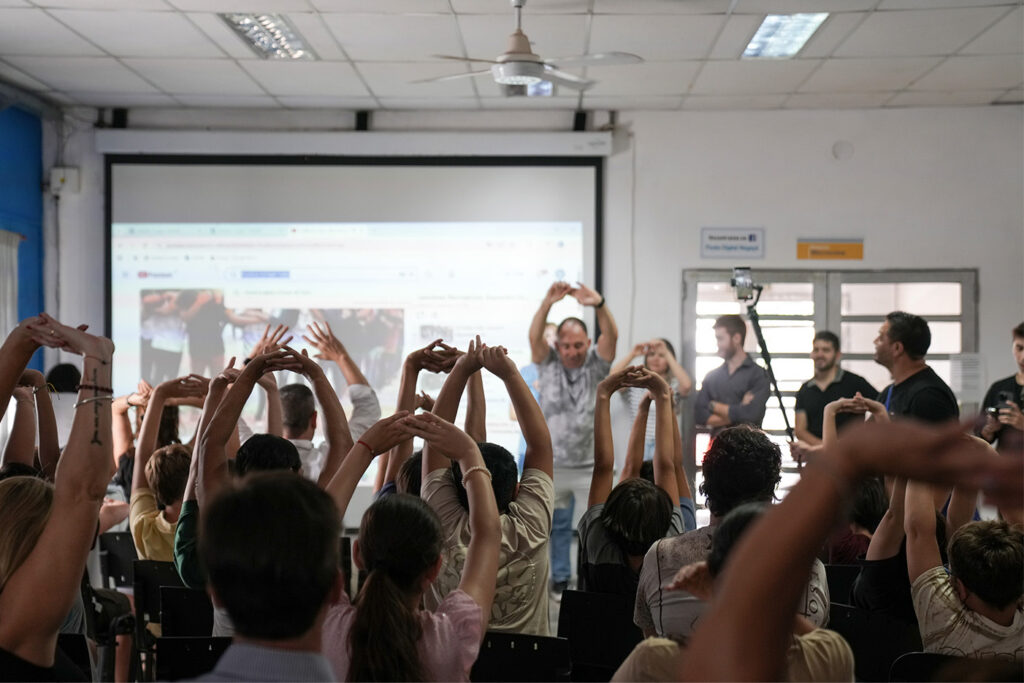 Niños participando del taller sobre salud mental y tecnología.
