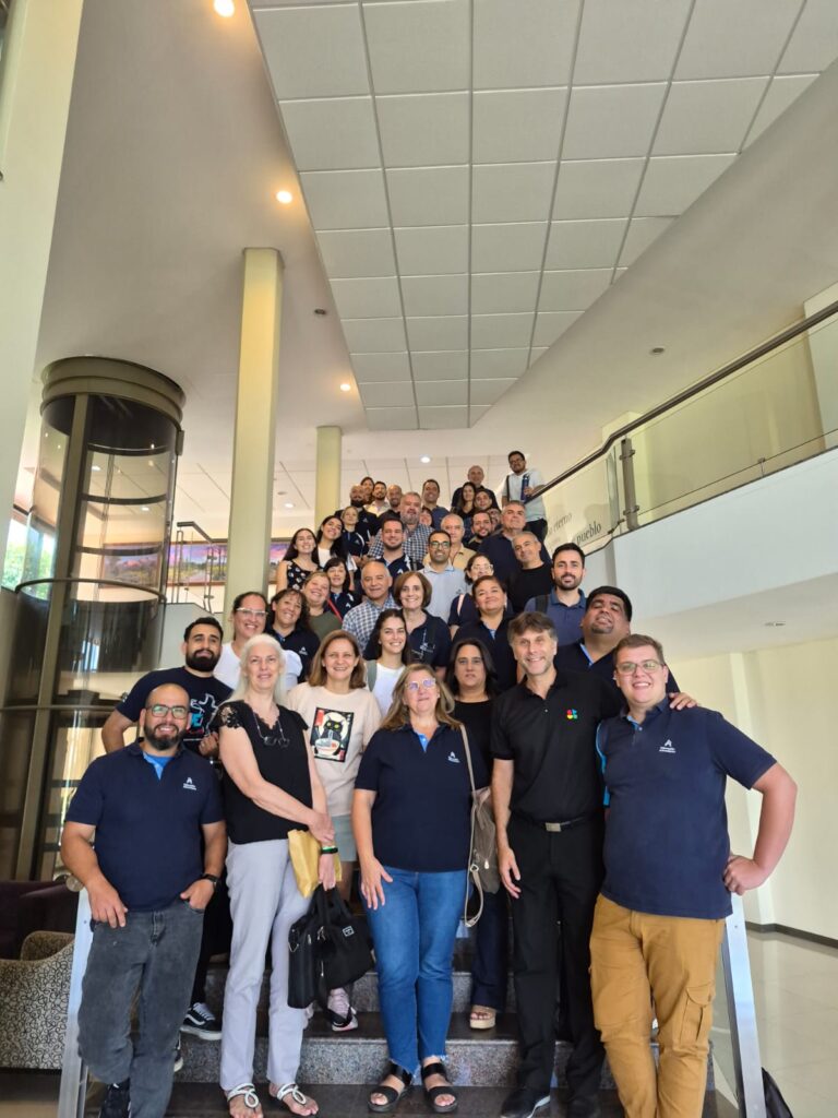 Líderes de Educación de instituciones adventistas en el hall de la Facultad de Teología.