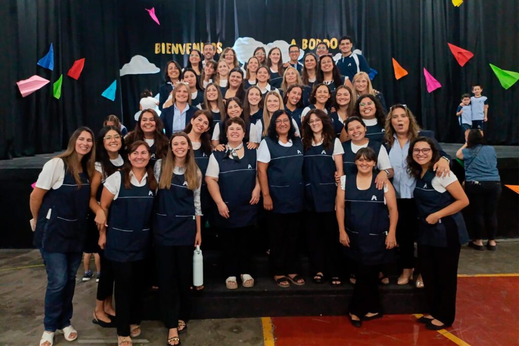 Equipo docente representativo de la Escuela Primaria en el acto inicial.