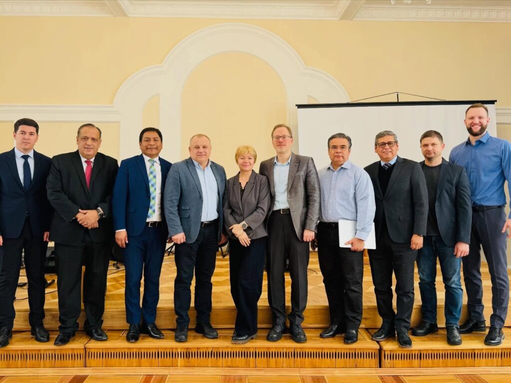Comisión de la Asociación de Acreditación Adventista (AAA) visitando la Universidad Adventista de Zaoksky .