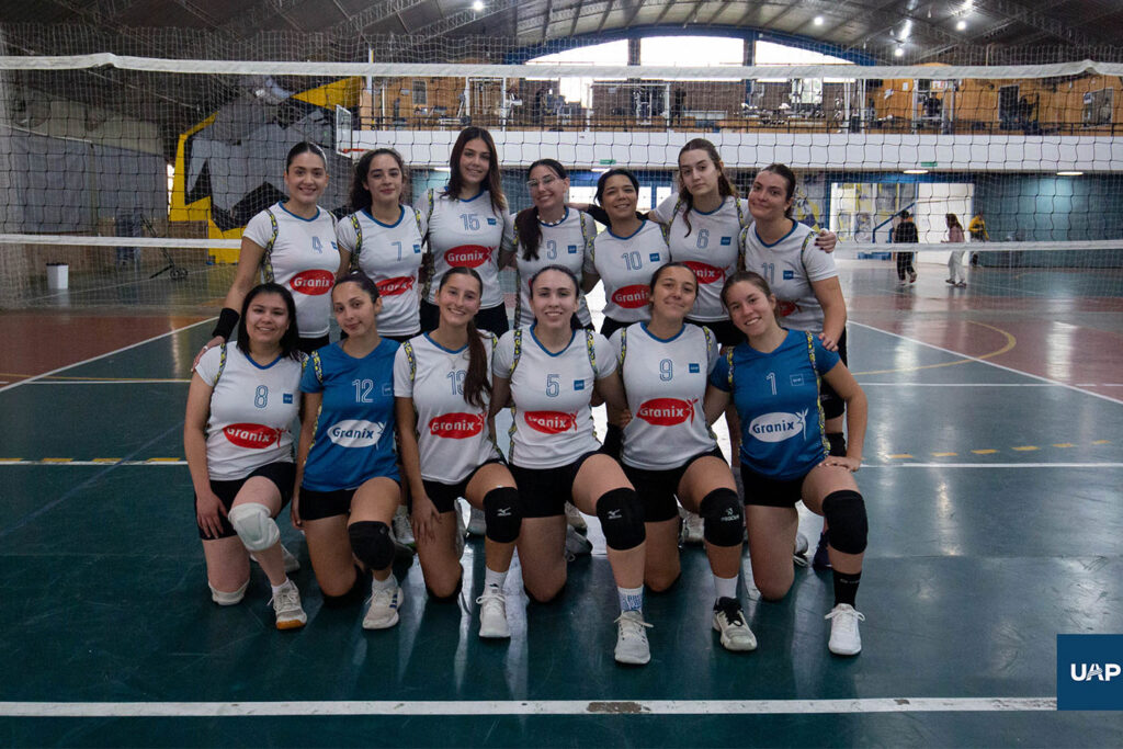 Equipo deportivo de vóley femenino representando a la UAP.
