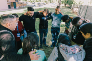 participantes del programa OYIM en una de las dinámicas de oración