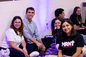 Jóvenes participando del concierto de Laura Siderac