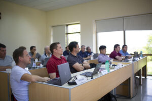 Estudiantes de la nueva cohorte de la Maestría en Administración en su primer día de clases presenciales.