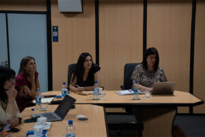 Mag. Adriana Oudri, directora de Internacionalización de la UAP, junto a respresentantes profesionales del área, que participan en la reunión.