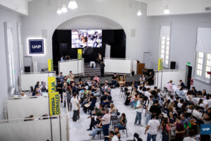 Salón de los Pioneros adaptado para facilitar la entrega de documentos de los ingresantes.