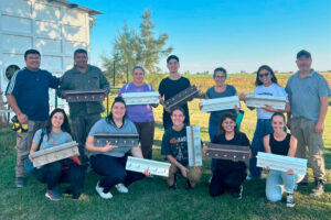 Empleados de la UAP participando del Worksho de carpintería.