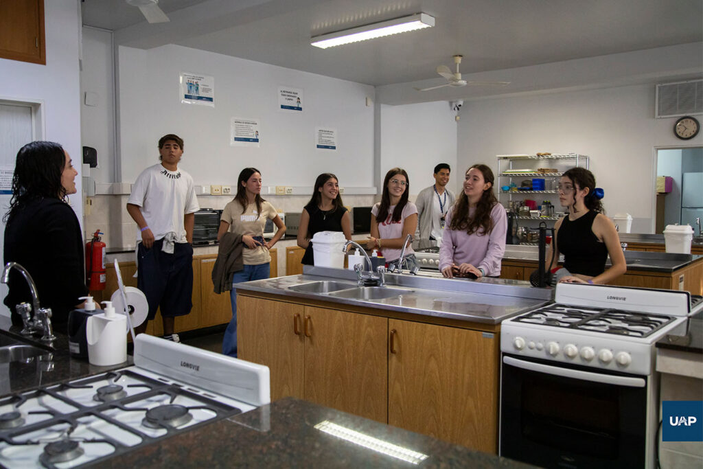 Participantes del campamento estudiantil visitando el laboratorio de alimentos.