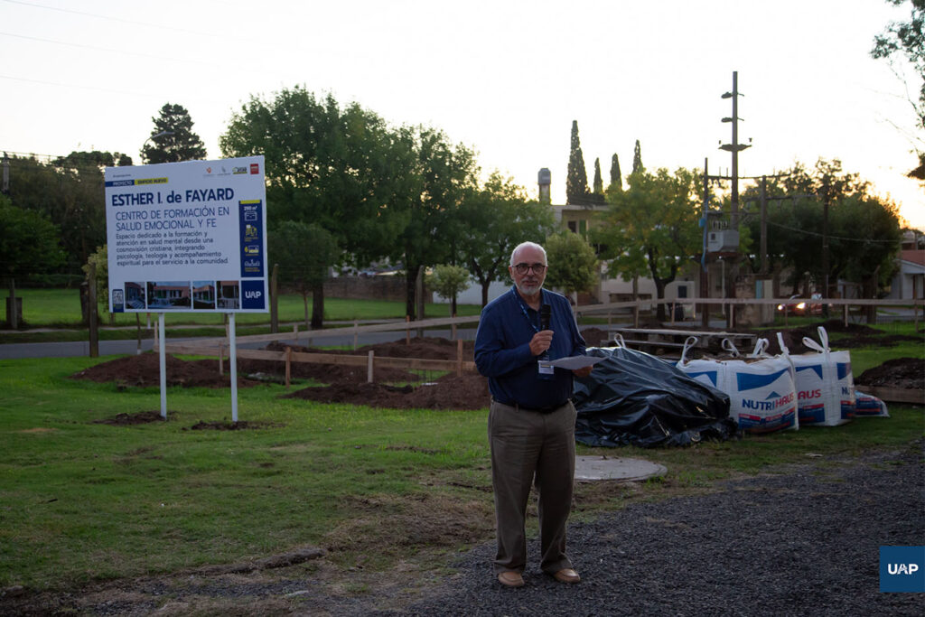 El Dr. Carlos Fayard agradeciendo en su discurso a quienes colaboran en este proyecto.
