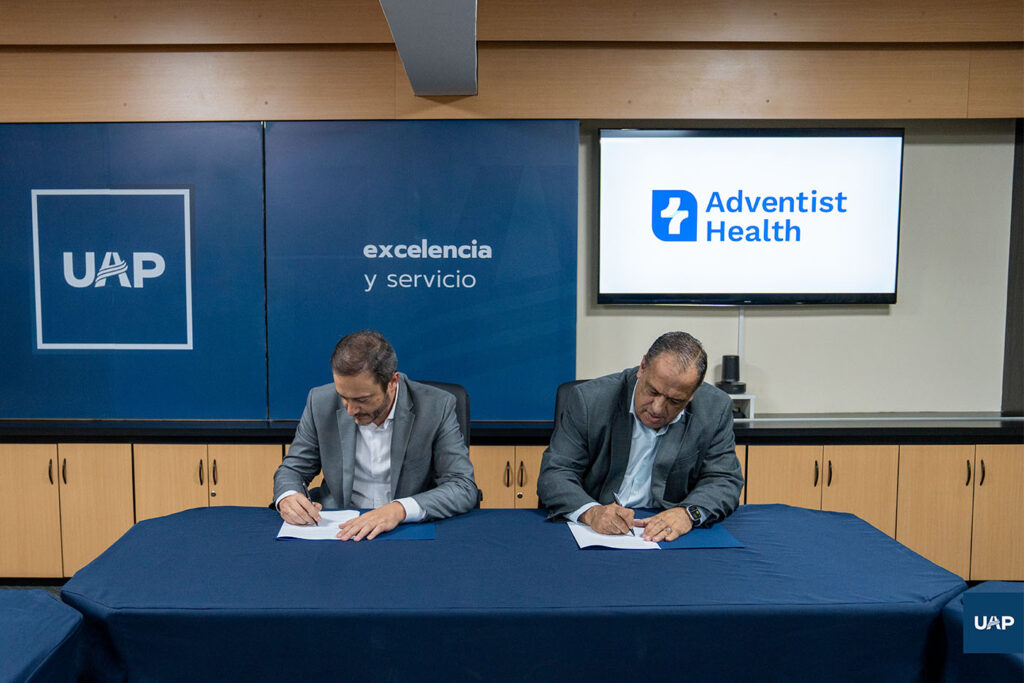 El Mag. Horacio Rizzo firma el acuerdo con Adventist Health.