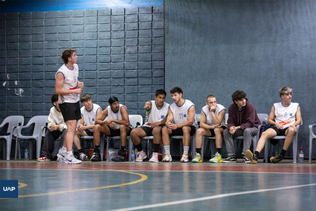equipo de Basquetbol UAP liderado por el capitán Josué Altamirano