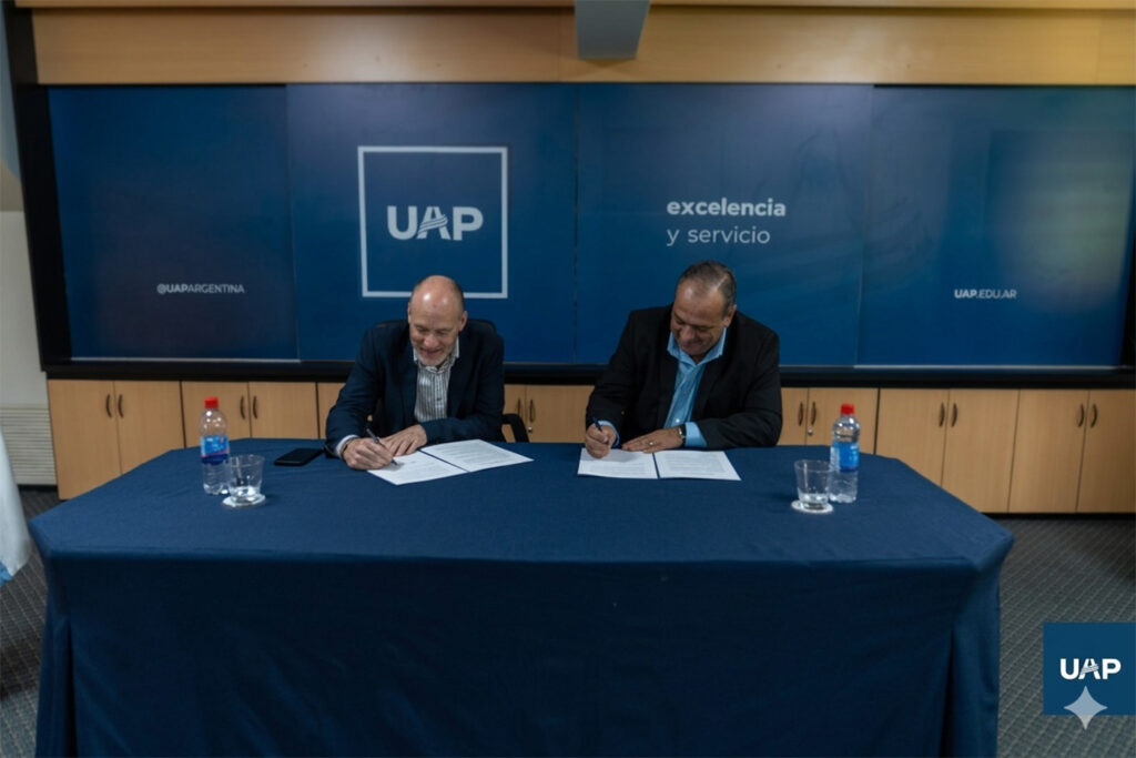 El Dr. Octavio Filipuzzi y el Mag. Rizzo en la firma del convenio.