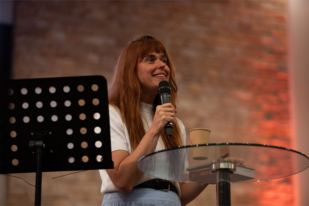 La Arq. Clariane Nogueira en su disertación del viernes por la noche en el culto Break.