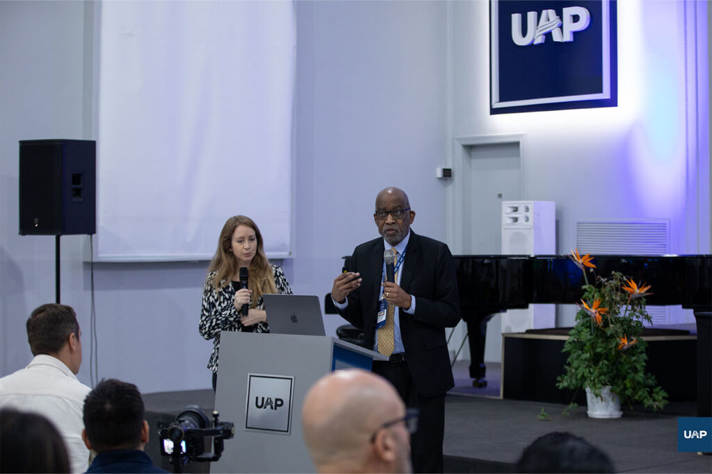 El Dr. David Williams en la primera ponencia impartida en las Jornadas el jueves 9 de abril.
