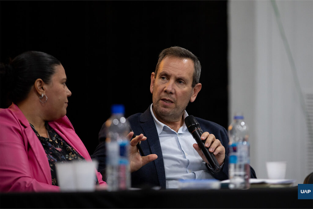 El Dr. Esteban Dávila en un espacio de diálogo.