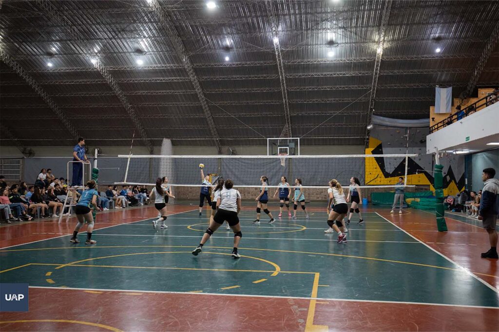 Equipo femenino de vóley participando en un torneo.