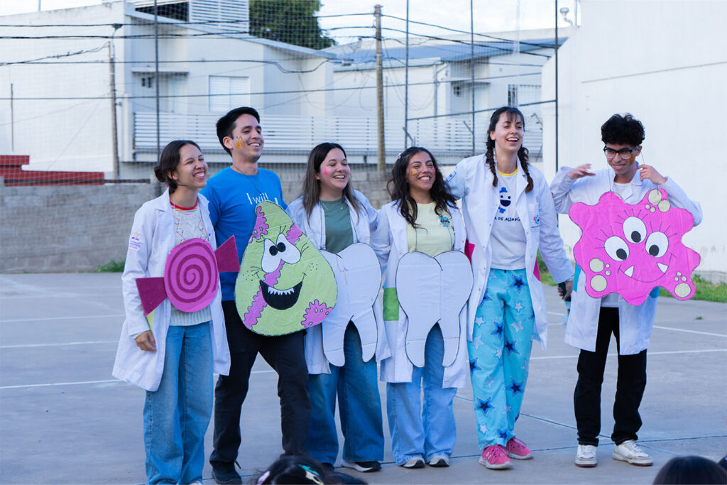 Participación del grupo "Fábrica de Alegría" en la Escuela Adventista Angelina Vergara Onetto,