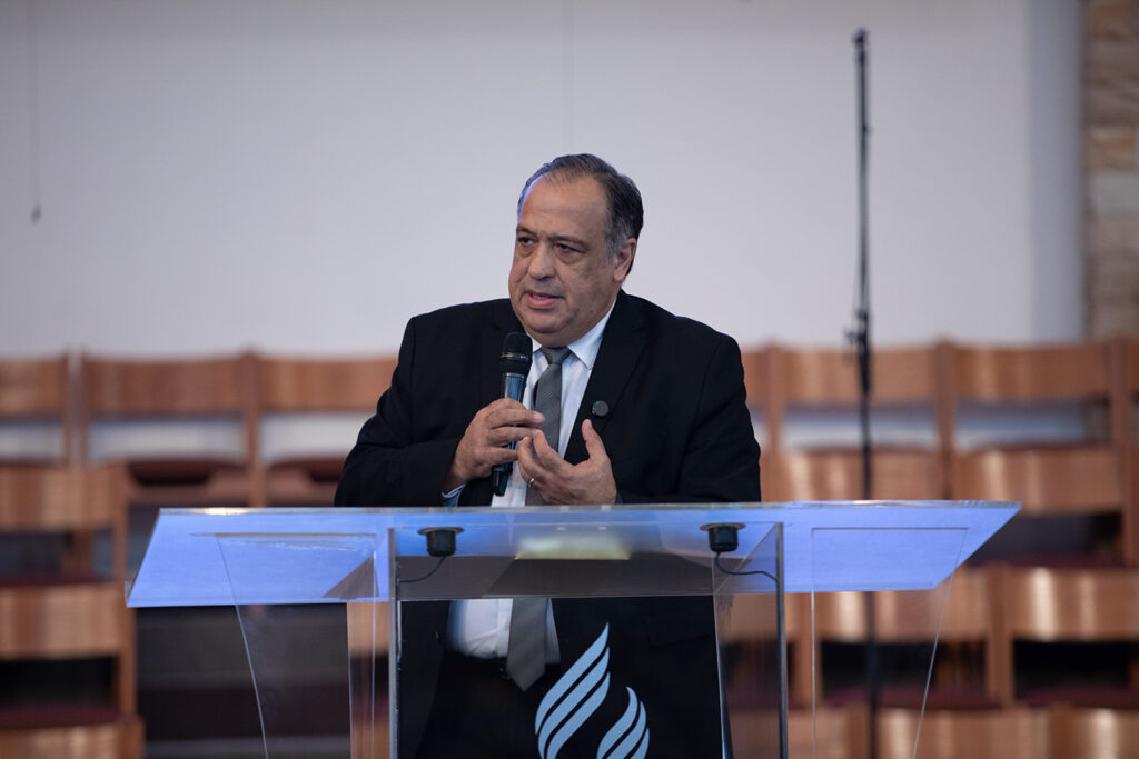 Orar y servir mientras se transita el camino de la gratitud