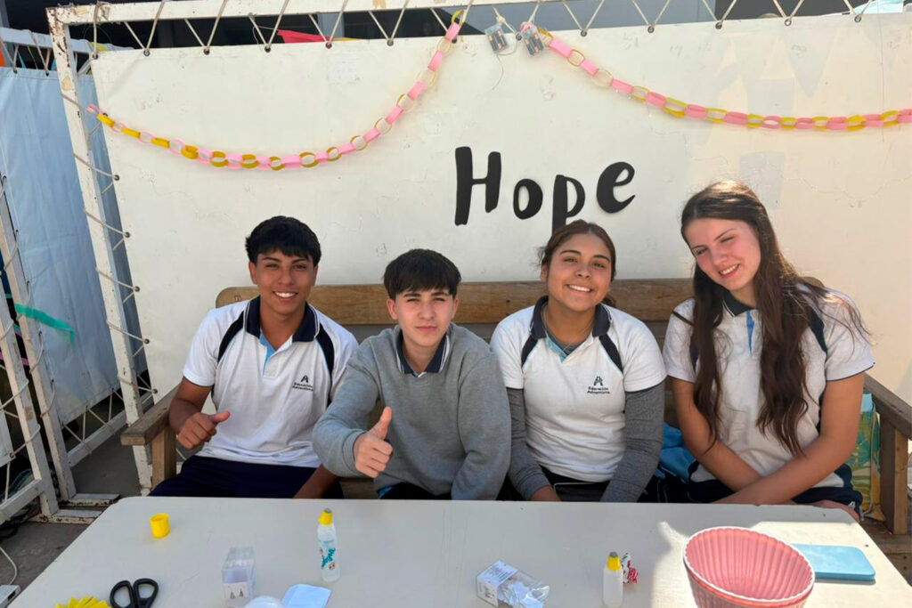 Alumnos del secundario participantes de la Fiesta Misionera en su stand.