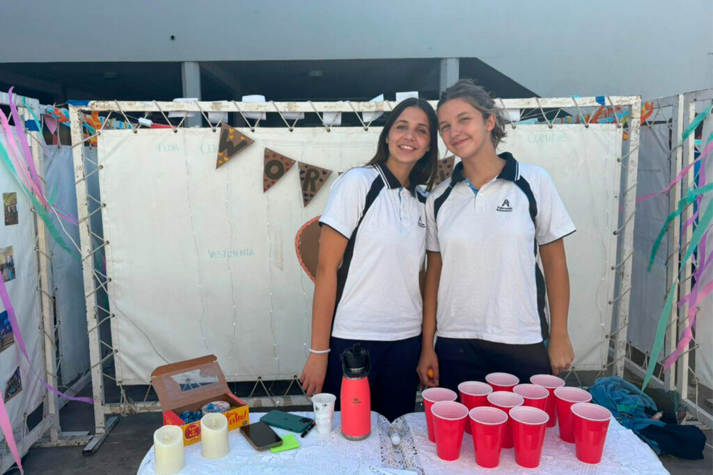 Estudiantes líderes del grupo voluntario Worship en su stand.