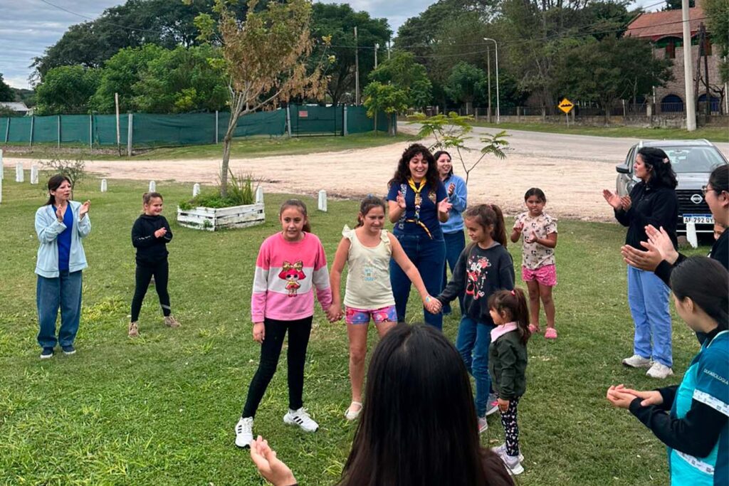 Niños de la comunidad de las Cuevas participando de las actividades recreativas realizadas por el grupo Yasá.